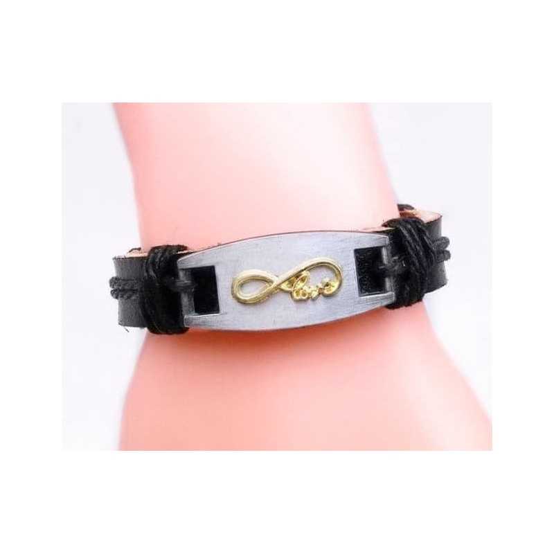 Brazalete de cuero trenzado marrón para mujer con placa metálica central grabada con la palabra Love.