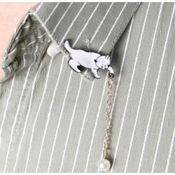 Pin con gato blanco y pelota