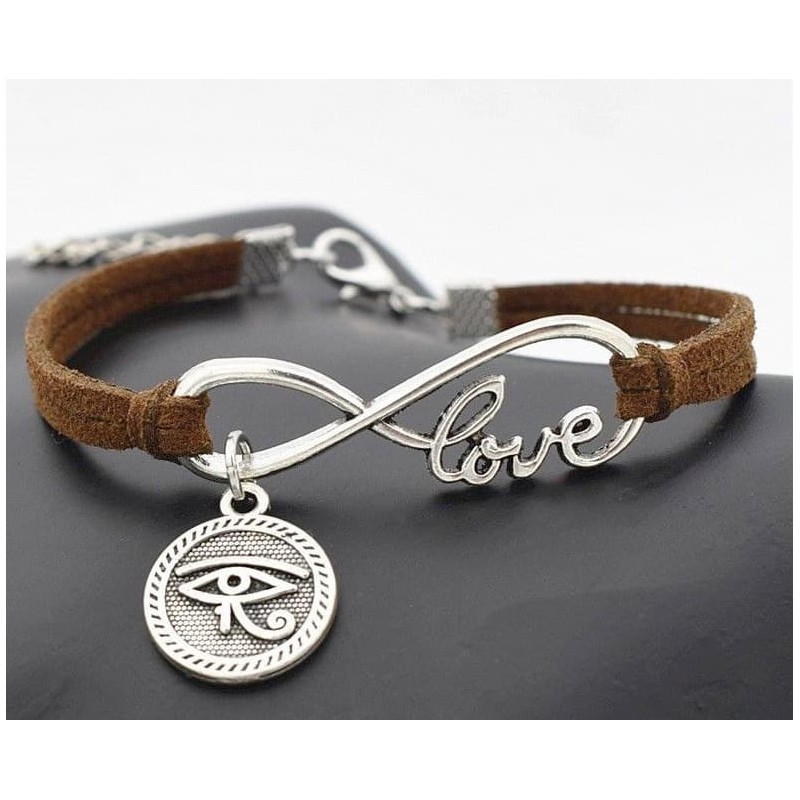 Brazalete de cuero bitono con placa central de acero chapado en plata que muestra el símbolo del Ojo de Horus grabado.