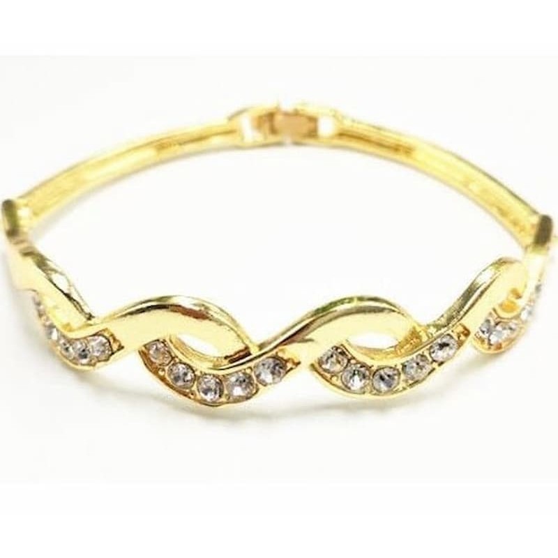 Brazalete rígido con acabado chapado en oro decorado con una hilera central de cristales blancos brillantes.