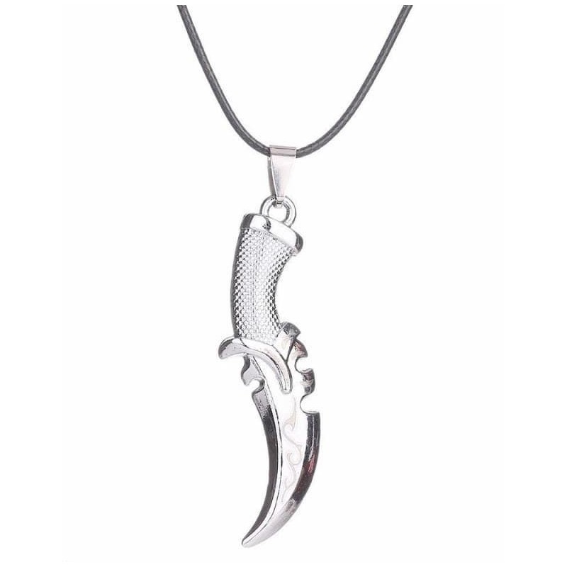 Collar de acero inoxidable con colgante en forma de puñal o daga de estilo hindú con detalles grabados en la empuñadura.