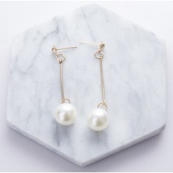 Pendientes largos de acero acabado oro con perlas cultivadas de color blanco