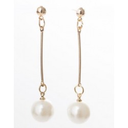 Pendientes largos de acero acabado oro con perlas cultivadas de color blanco