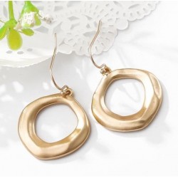 Pendientes dorados de mujer