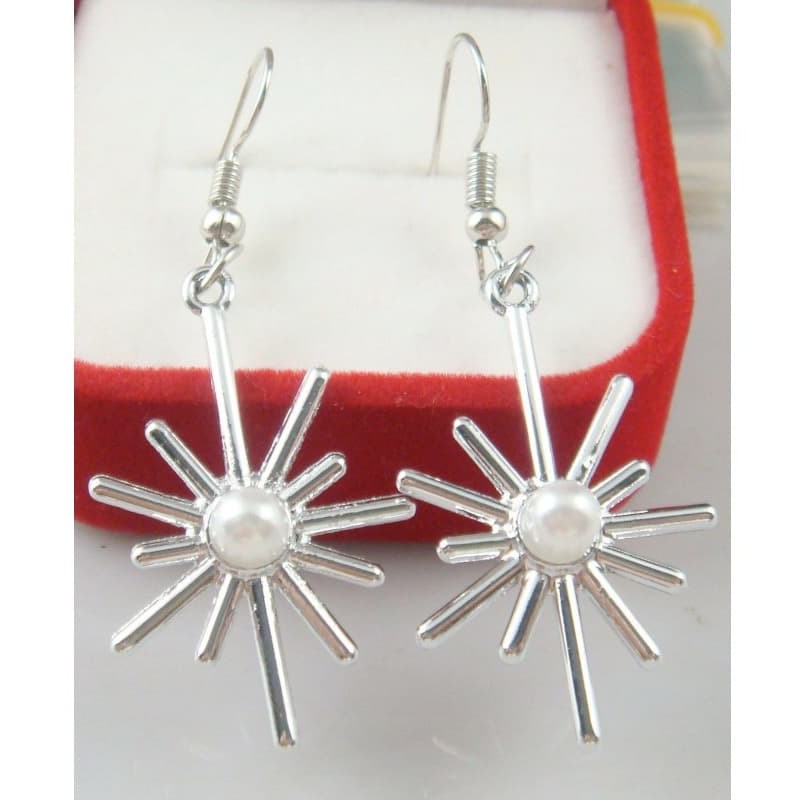 Pendientes  de acero chapado en plata diseñado con forma de sol con perla blanca