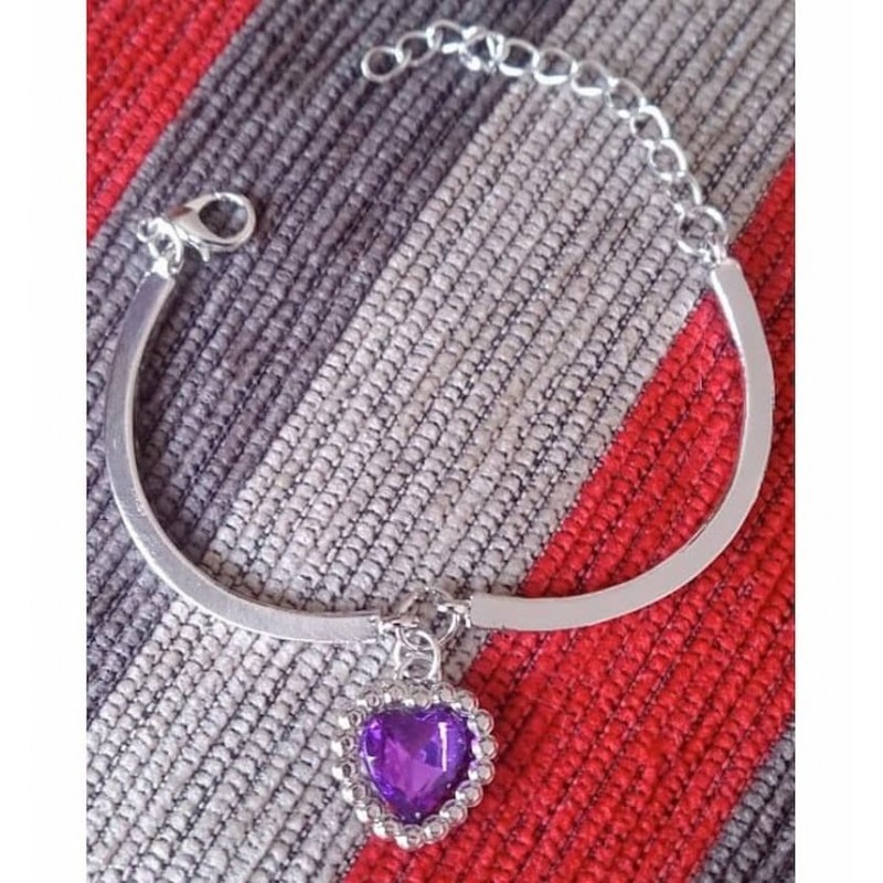 Pulsera de eslabones articulados metálicos con un colgante central que integra una piedra facetada en color púrpura intenso.