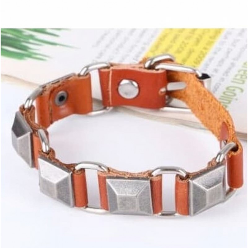 Brazalete masculino de cuero vacuno negro con placa central y cierre de seguridad en acero inoxidable pulido.