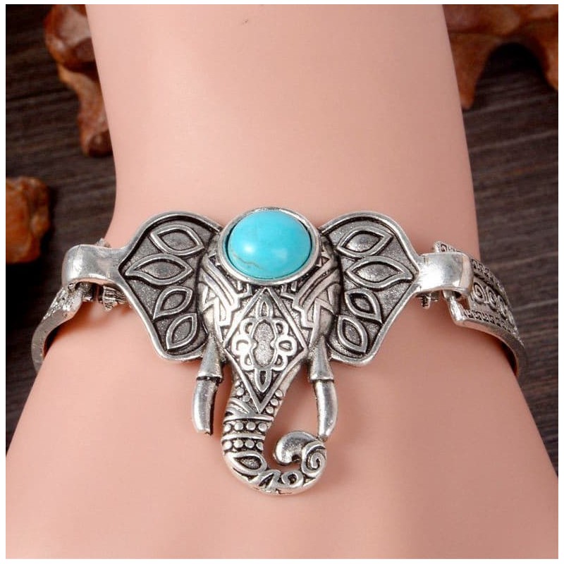 Pulsera de mujer con acabado en plata envejecida, detalles ornamentales y cierre de seguridad.
