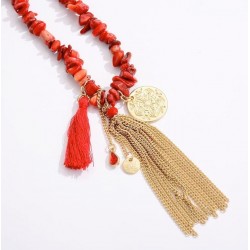 Collar con piedras simil coral con borla y cadenas