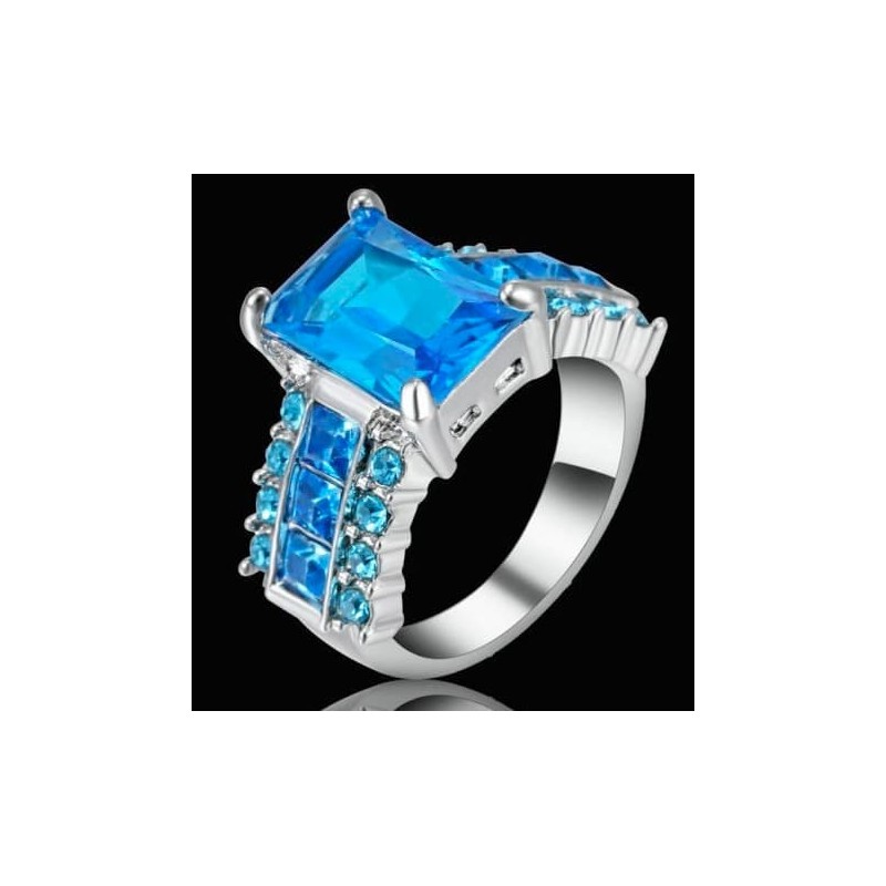 Anillo de acero inoxidable para mujer con piedra central de cristal color aguamarina facetado y garras de sujeción reforzadas.