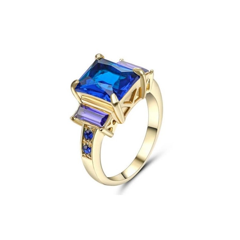 Anillo de acero inoxidable con una piedra central azul estilo zafiro rodeada de cristales blancos brillantes.