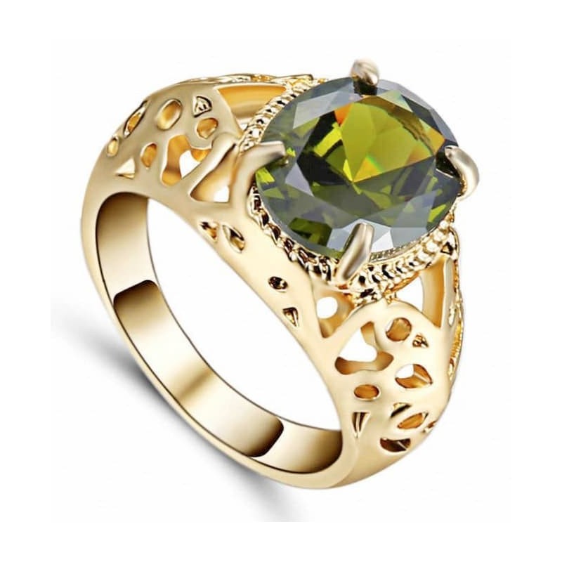 Anillo de acero inoxidable con una piedra central verde oliva rodeada de cristales blancos brillantes.