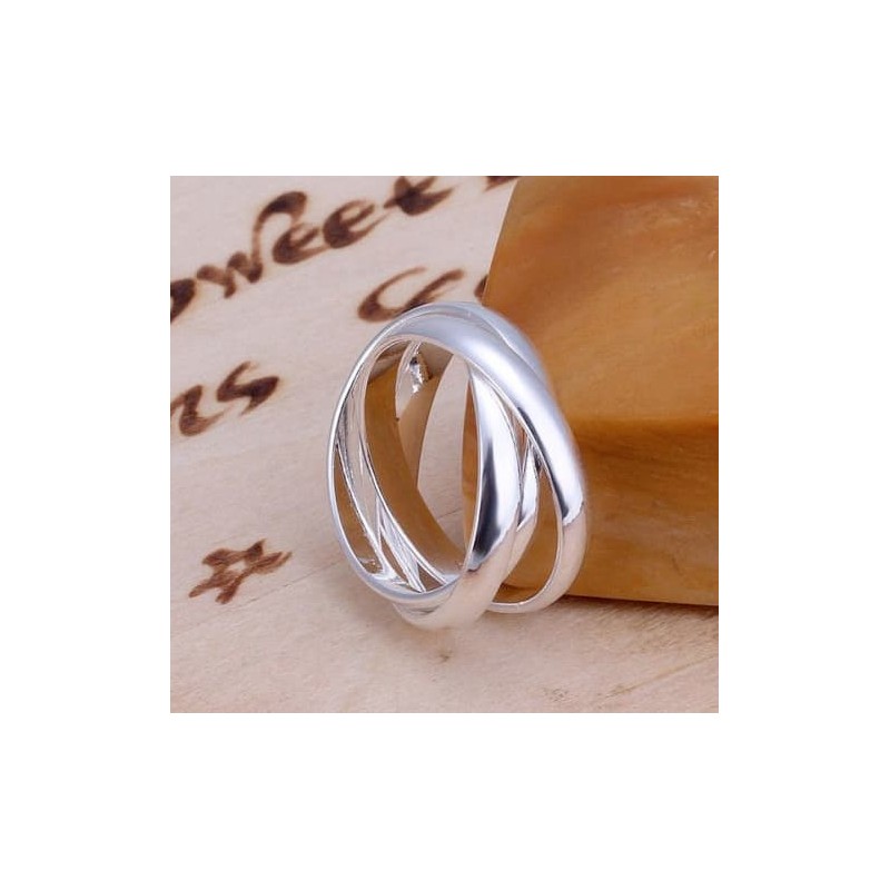 Anillo para mujer compuesto por tres alianzas entrelazadas con baño de plata y acabado pulido espejo.