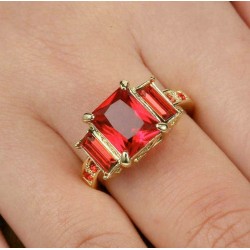 Anillo de acero bañado en oro 14 k con piedras de cristal rojo en Talla 17