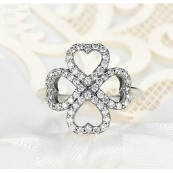 Anillo con con piedras blancas y diseño trébol bañado en plata para mujer en Talla 12