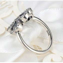 Anillo con con piedras blancas y diseño trébol bañado en plata para mujer en Talla 12