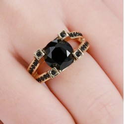 Anillo bañado en oro con piedra simil zafiro en Talla 12