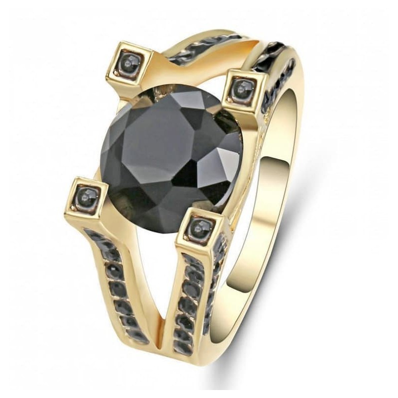 Anillo de mujer bañado en oro con una gran piedra central de color azul zafiro facetada.