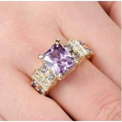 Anillo chapado en oro de 14k diseño solitario con cristal color amatista en Talla 18