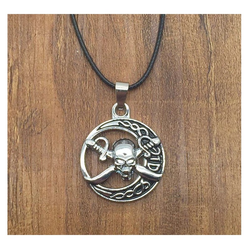Cordón collar con colgante de calavera con dos espadas