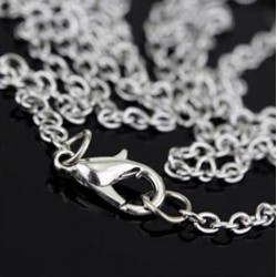 Collar chapado en plata diseño de libélula con grán piedra de color rojo