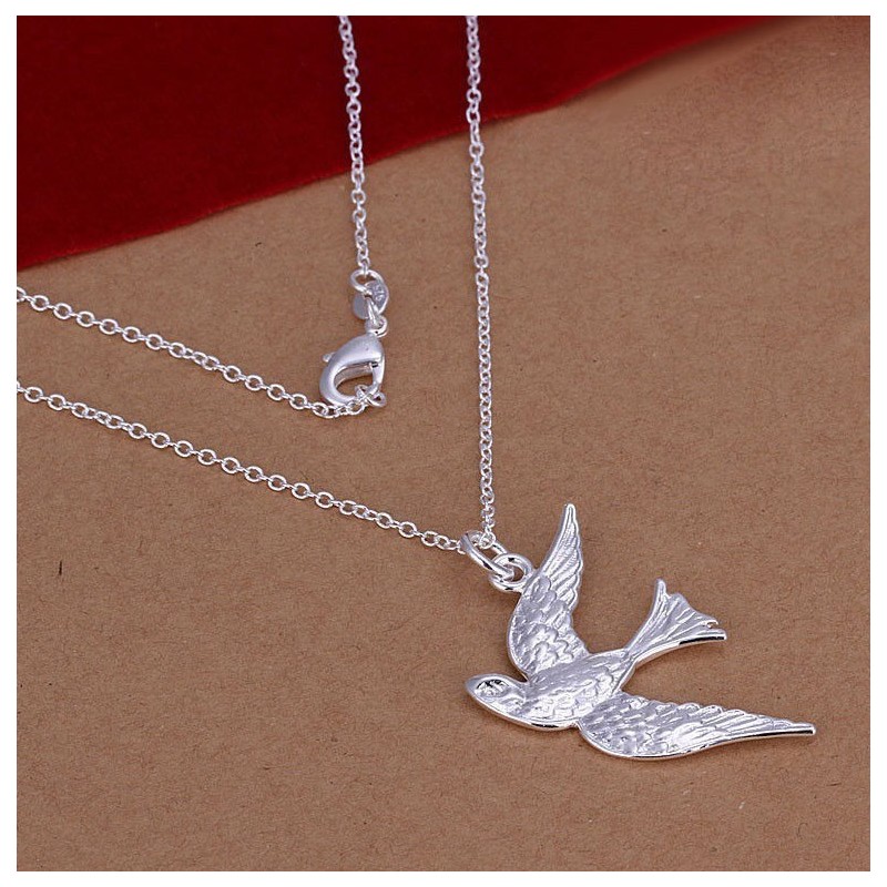 Collar con colgante de paloma chapada en plata