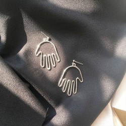 Pendientes de acero en dorado con Mano de Fátima