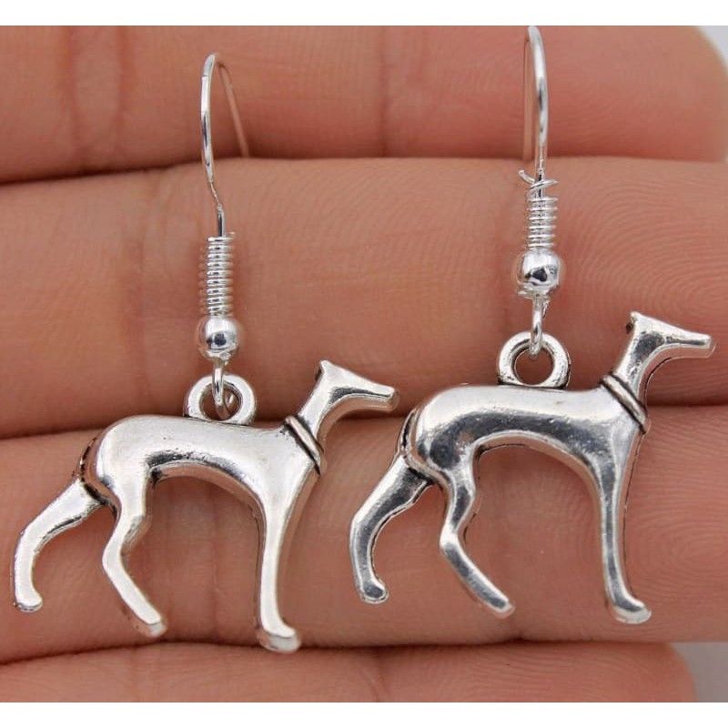 Pendientes de color plata diseñado con galgos