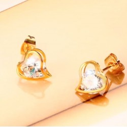 Conjunto de collar y pendientes fabricados en acero acabado en oro