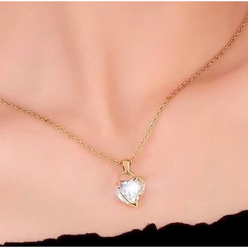 Conjunto de collar y pendientes fabricados en acero acabado en oro