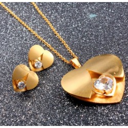 Conjunto de collar y pendientes corazón fabricados en acero inoxidable chapado en oro