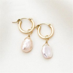 Pendientes de agua dulce engarzadas en acero acabado en oro de 14k con perlas barrocas de color blanco