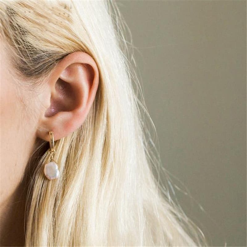 Pendientes de agua dulce engarzadas en acero acabado en oro de 14k con perlas barrocas de color blanco