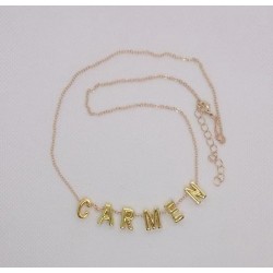 Collar con las letras del...