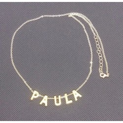 Collar con las letras del...