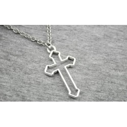 Collar de acero bañado en platacon original silueta de cruz cristiana