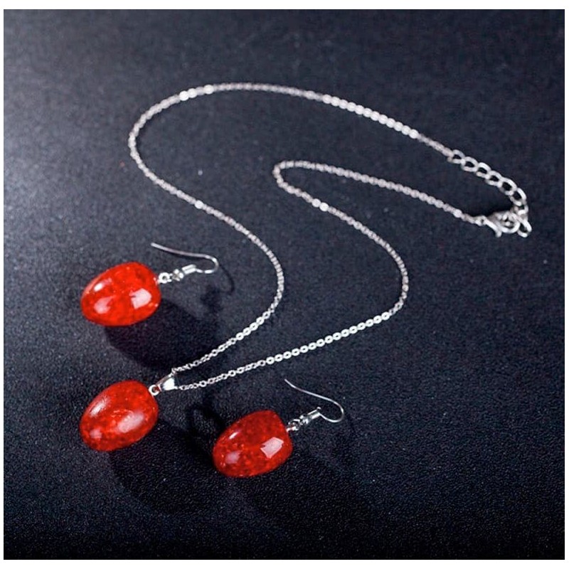 Conjunto de collar y pendientes con piedras de color rojo