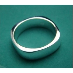 Sencilla alianza para mujer fabricada de acero inoxidable con diseño cuadrado