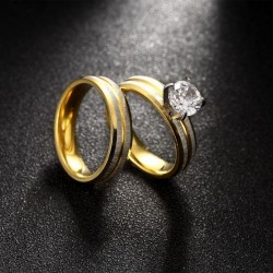 Set de alianzas de acero de titanio con gran circón central de color blanco