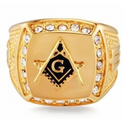 Anillo de acero chapado en oro con pequeños cristales blancos que resaltan símbolo de la masonería
