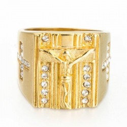 Anillo de hombre de acero inoxidable acabado en oro diseñado con un crucifijo y piedras de cristal