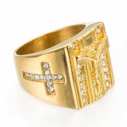 Anillo de hombre de acero inoxidable acabado en oro diseñado con un crucifijo y piedras de cristal