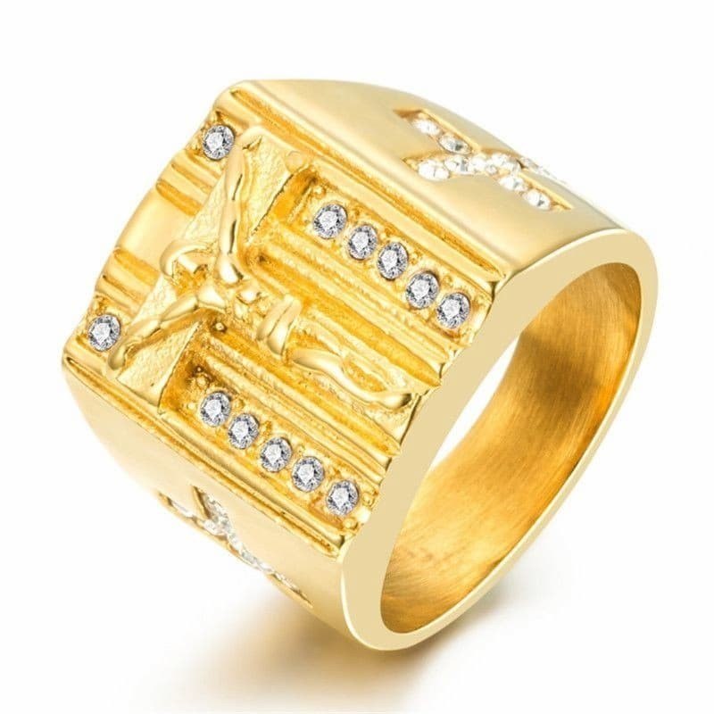 Anillo de hombre de acero inoxidable acabado en oro diseñado con un crucifijo y piedras de cristal