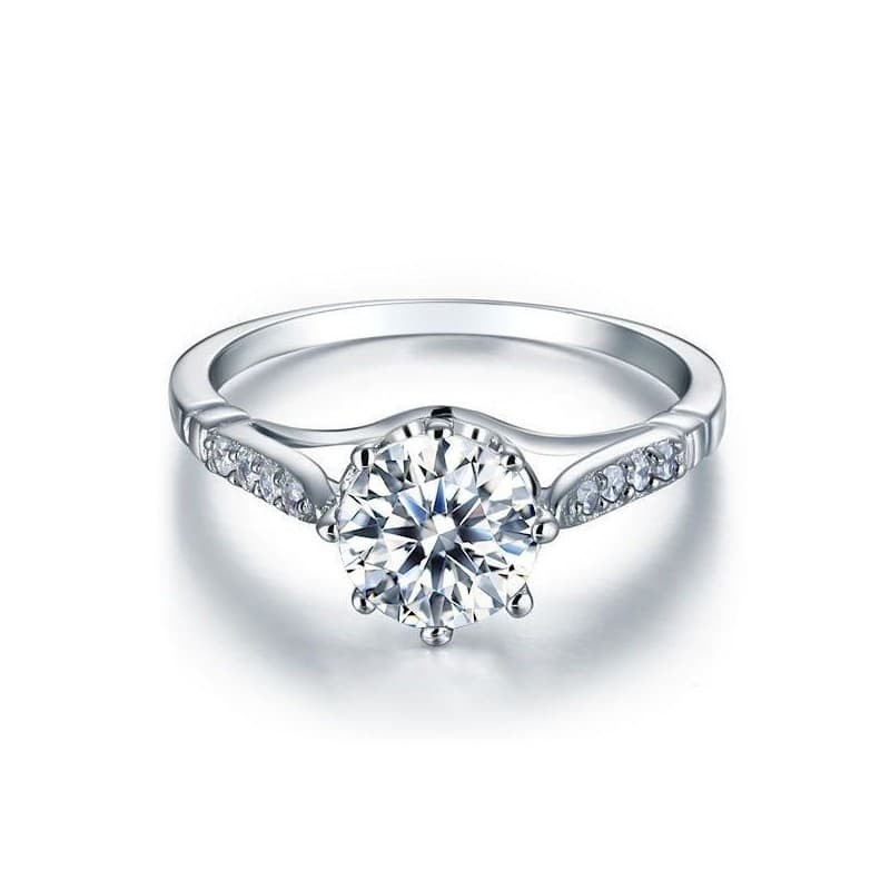 Alianza chapada de plata de ley 925 y rodio con gran circonia central y pequeños brillantes blancos