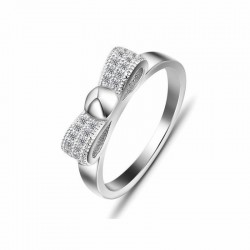 Anillo de boda en plata de ley 925 diseñado con un moño bellamente adornado con circonias blancas