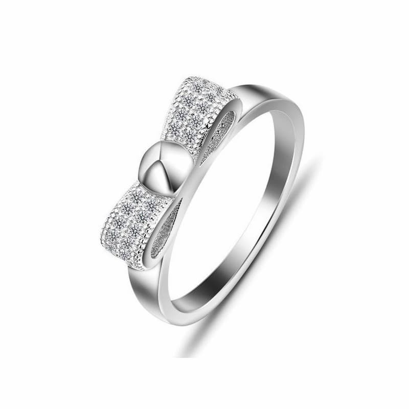 Anillo de boda en plata de ley 925 diseñado con un moño bellamente adornado con circonias blancas