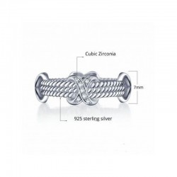 Alianza de plata de ley 925 diseñada con un nudo rodeado de circonitas blancas