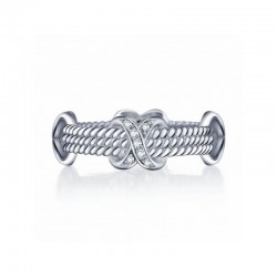 Alianza de plata de ley 925 diseñada con un nudo rodeado de circonitas blancas