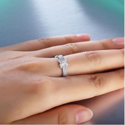 Alianza de plata de ley 925 diseñada con un nudo rodeado de circonitas blancas