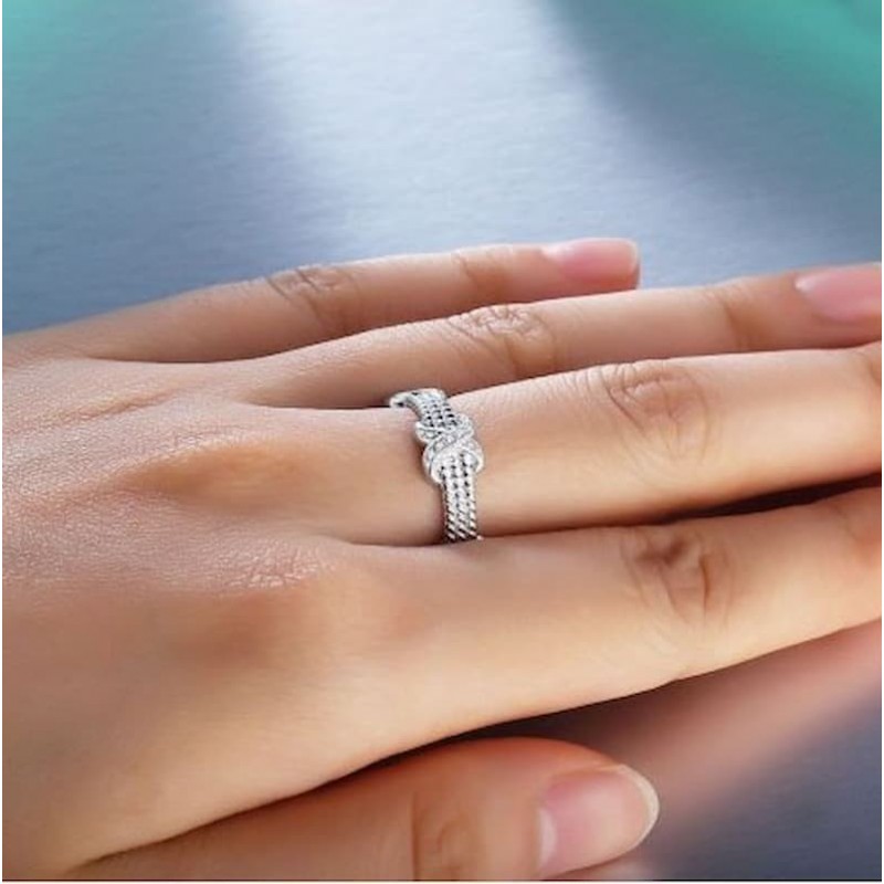 Alianza de plata de ley 925 diseñada con un nudo rodeado de circonitas blancas